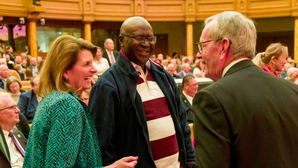 Des chefs de confessions religieuses et des dirigeants civiques participant au forum interreligieux du G20 de 2026 assistent à une représentation de « Music and the Spoken Word » dans le Tabernacle de Salt Lake City, le dimanche 18 octobre 2026.