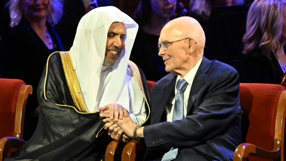 Dallin H. Oaks (à droite) salue Son Excellence Mohammed Al-Issa (à gauche), secrétaire général de la Ligue islamique mondiale, lors de la cérémonie d’ouverture du forum interreligieux du G20 2026, au Tabernacle de Salt Lake City, le jeudi 15 octobre 2026. 