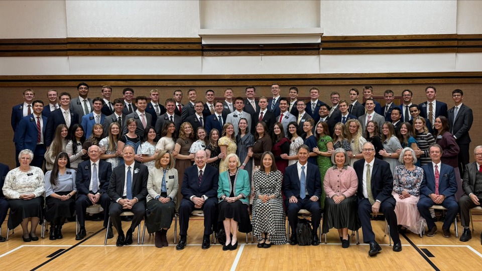 Les missionnaires de la mission d’Halifax, au Canada, ont reçu des conseils et des encouragements de Quentin L. Cook, du Collège des douze apôtres, lors d’une réunion spirituelle à Halifax, en Nouvelle-Écosse, le 19 octobre 2026.