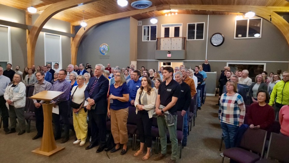  Les participants chantent le quatrième couplet de « Ô Canada » à la conclusion du troisième Symposium annuel sur la liberté de religion à Lethbridge (Alberta), le 16 septembre 2026.