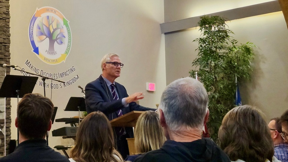 Le 16 septembre 2026, John Young répond aux questions du public lors du troisième Symposium annuel sur la liberté de religion, à Lethbridge (Alberta).