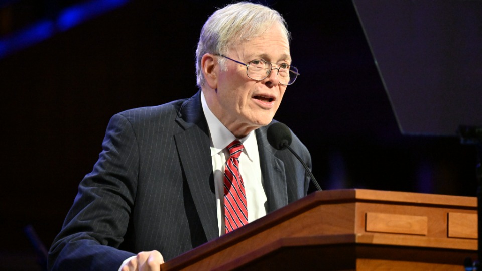 W. Cole Durham, fils, président de l’association du forum interreligieux du G20, prend la parole lors de la cérémonie d’ouverture du forum interreligieux du G20 2026 dans le Tabernacle de Salt Lake City, le jeudi 15 octobre 2026.